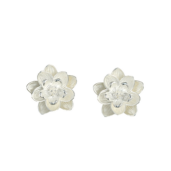 A floral sterling silver earring